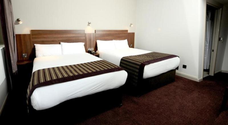 Leonardo Royal Hotel ברמינגהאם חדר תמונה Two beds in a hotel room